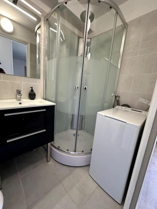 En Etage, Front De Appartement Fréjus