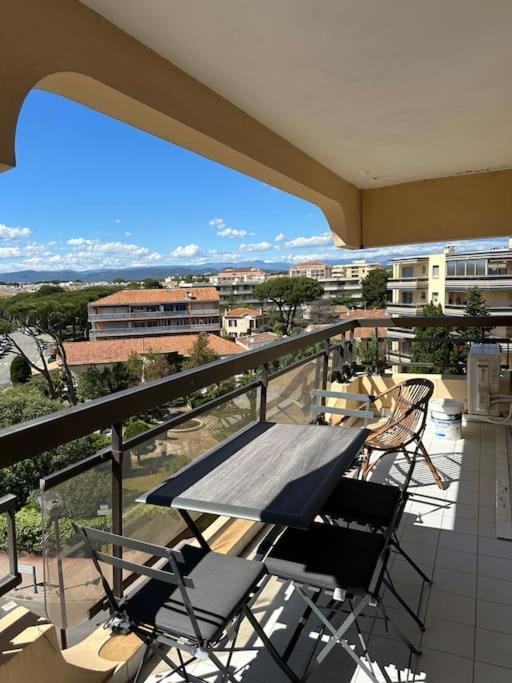 En Etage, Front De Appartement Fréjus